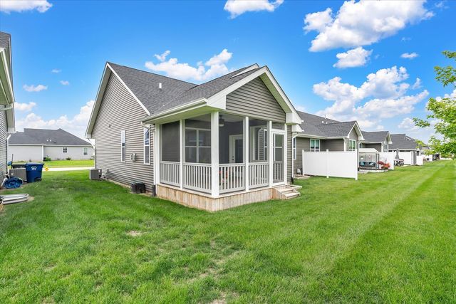 3052 Charissas Place, Bettendorf, IA 52722