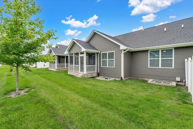 3052 Charissas Place, Bettendorf, IA 52722
