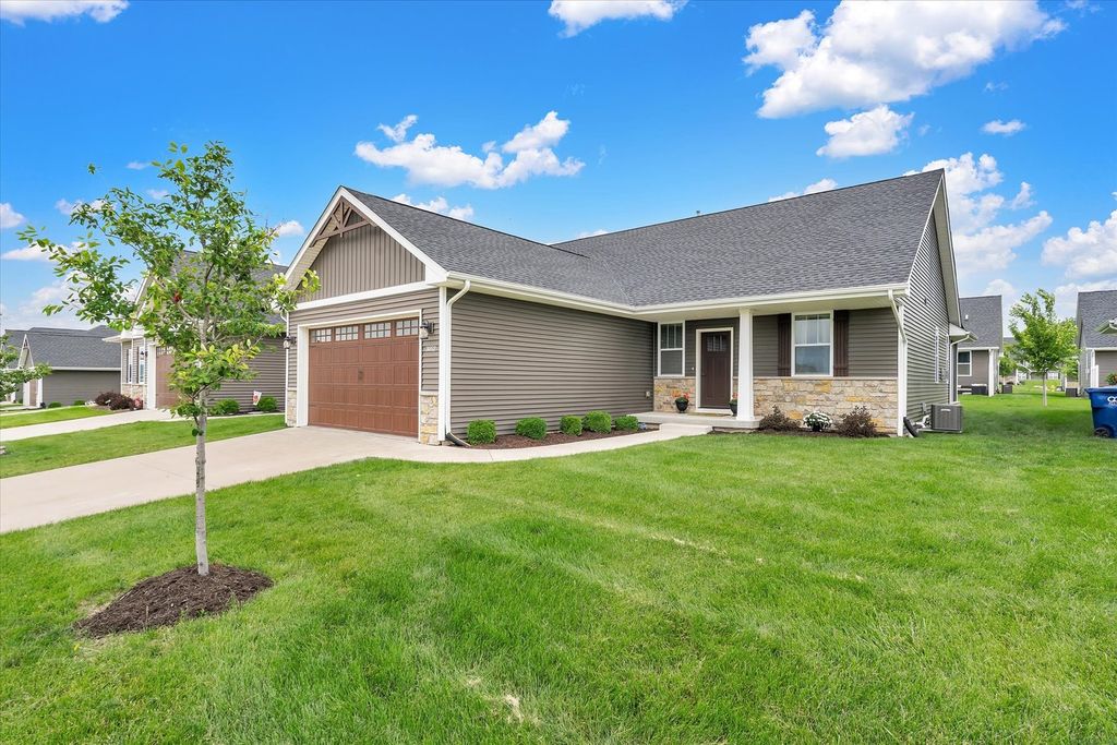 3052 Charissas Place, Bettendorf, IA 52722