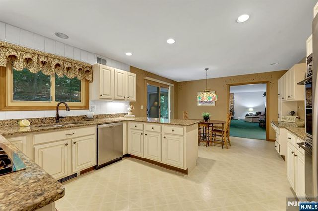 100 Cheshire Lane, Ringwood, NJ 07456
