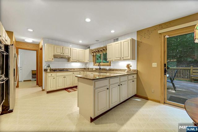100 Cheshire Lane, Ringwood, NJ 07456