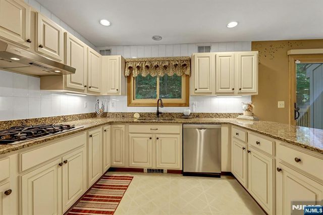 100 Cheshire Lane, Ringwood, NJ 07456