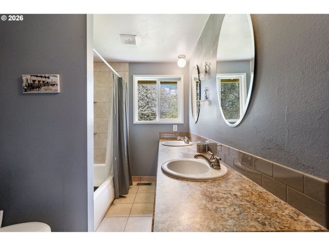 17633 Se EMERALD Dr, Milwaukie, OR 97267