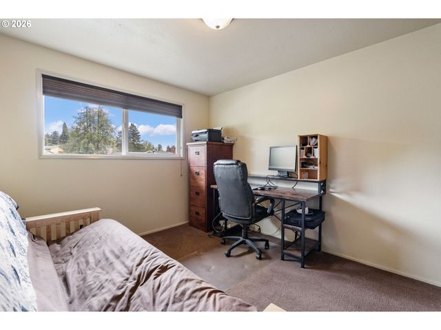 17633 Se EMERALD Dr, Milwaukie, OR 97267