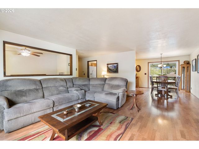 17633 Se EMERALD Dr, Milwaukie, OR 97267