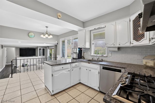 1905 Camberly Drive, Cleveland, OH 44124