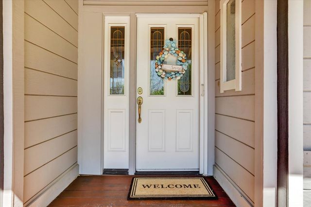 18250 Lake Forest Dr, Penn Valley, CA 95946