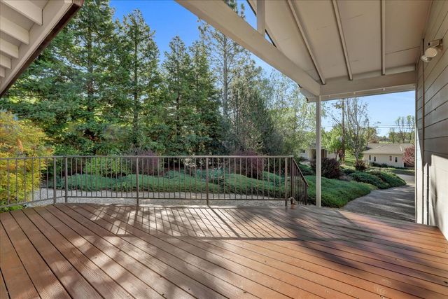 18250 Lake Forest Dr, Penn Valley, CA 95946