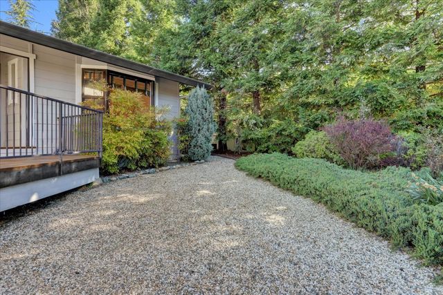 18250 Lake Forest Dr, Penn Valley, CA 95946