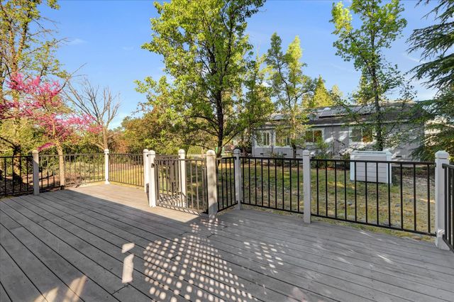 18250 Lake Forest Dr, Penn Valley, CA 95946