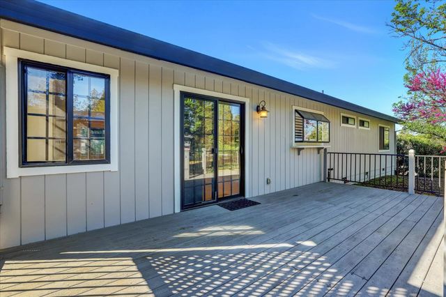 18250 Lake Forest Dr, Penn Valley, CA 95946