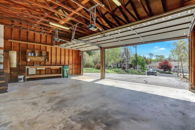 18250 Lake Forest Dr, Penn Valley, CA 95946