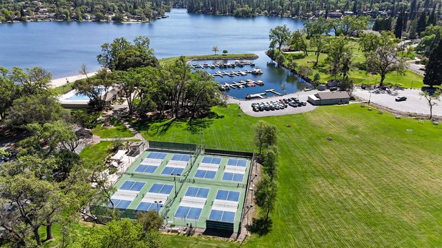 18250 Lake Forest Dr, Penn Valley, CA 95946