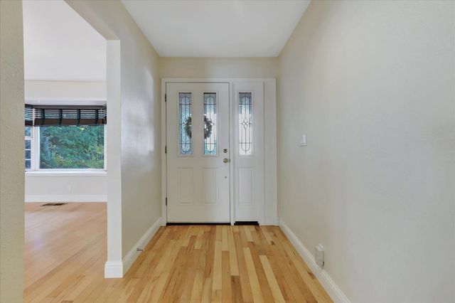 18250 Lake Forest Dr, Penn Valley, CA 95946