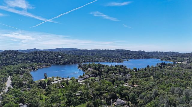 18250 Lake Forest Dr, Penn Valley, CA 95946