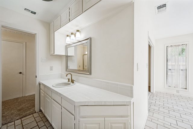 2414 Lakeview Circle, Arlington, TX 76013