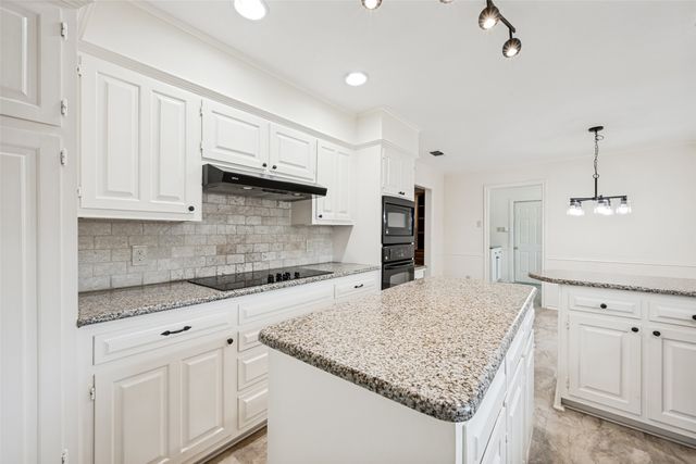 2414 Lakeview Circle, Arlington, TX 76013