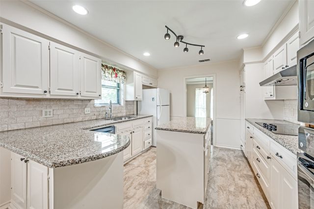 2414 Lakeview Circle, Arlington, TX 76013