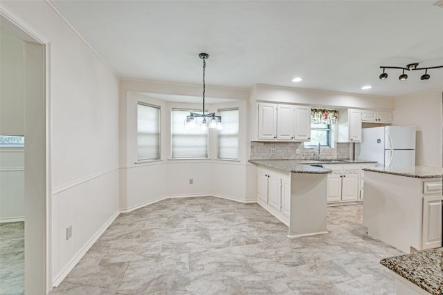 2414 Lakeview Circle, Arlington, TX 76013