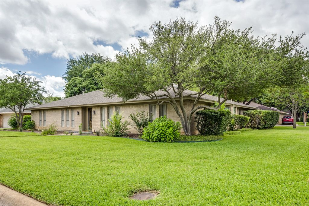 2414 Lakeview Circle, Arlington, TX 76013