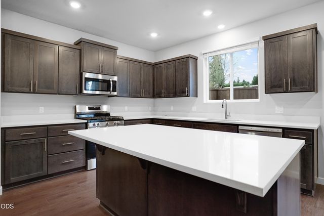 63126 NE Henningsen Pl, Bend, OR 97701