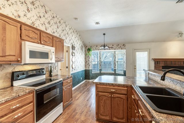 11925 S 268th East Avenue, Coweta, OK 74429