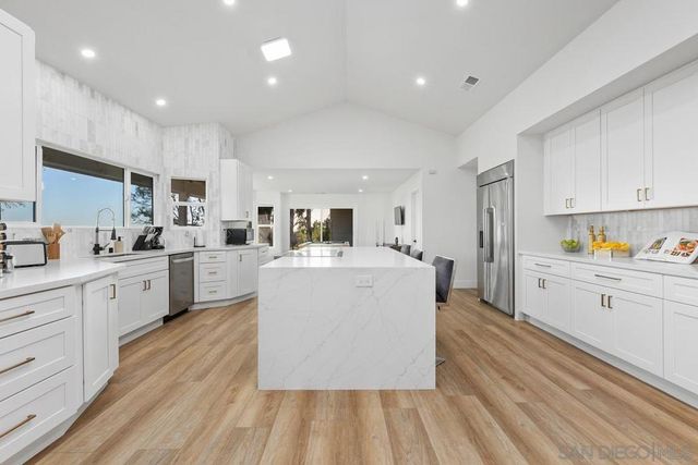 1112 Starview Dr, Vista, CA 92084