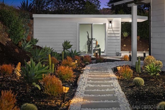 1112 Starview Dr, Vista, CA 92084