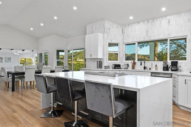1112 Starview Dr, Vista, CA 92084