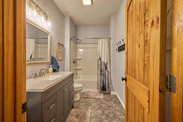 1560 Co Rd 5570, Willow Springs, MO 65793