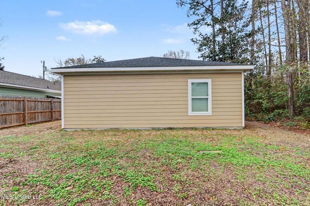2705 N 11th Street, Ocean Springs, MS 39564