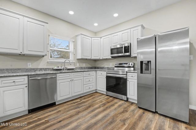 2705 N 11th Street, Ocean Springs, MS 39564