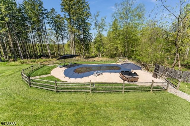 33 Mt Lebanon Rd, Lebanon Twp., NJ 07865