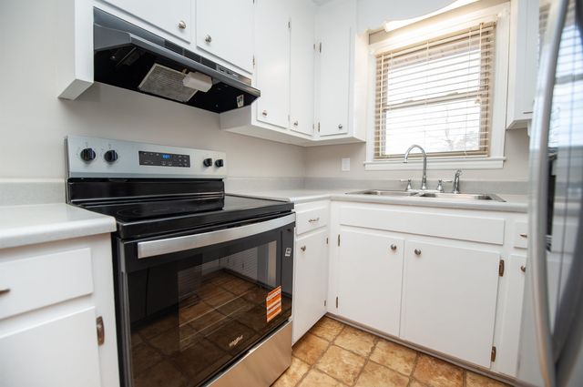 220 Fairhill Dr, Wellford, SC 29385