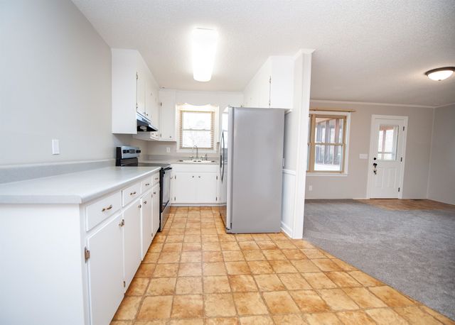 220 Fairhill Dr, Wellford, SC 29385