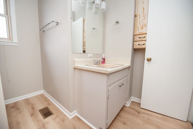 220 Fairhill Dr, Wellford, SC 29385