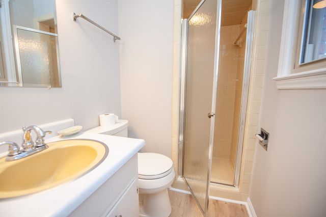 220 Fairhill Dr, Wellford, SC 29385