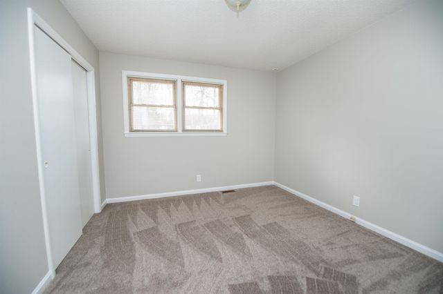 220 Fairhill Dr, Wellford, SC 29385