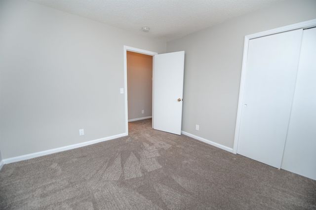 220 Fairhill Dr, Wellford, SC 29385