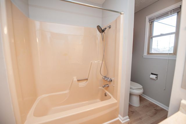 220 Fairhill Dr, Wellford, SC 29385