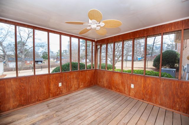 220 Fairhill Dr, Wellford, SC 29385