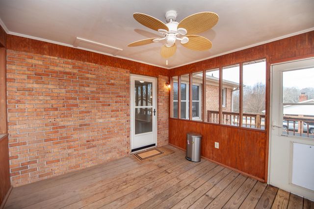 220 Fairhill Dr, Wellford, SC 29385