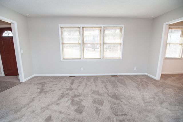 220 Fairhill Dr, Wellford, SC 29385