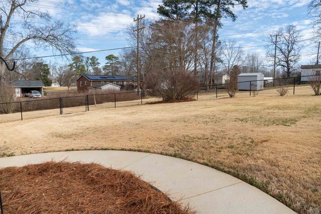 220 Fairhill Dr, Wellford, SC 29385