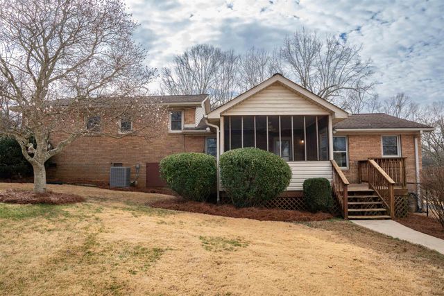 220 Fairhill Dr, Wellford, SC 29385