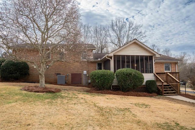 220 Fairhill Dr, Wellford, SC 29385