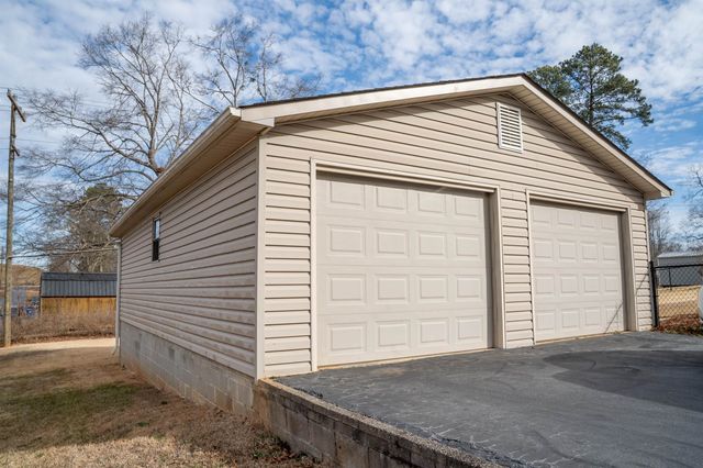 220 Fairhill Dr, Wellford, SC 29385