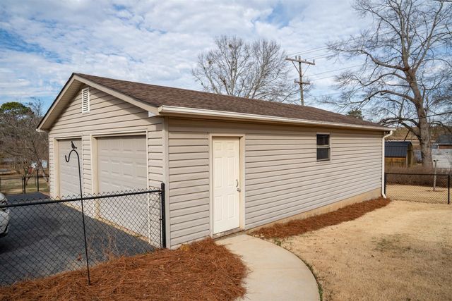 220 Fairhill Dr, Wellford, SC 29385