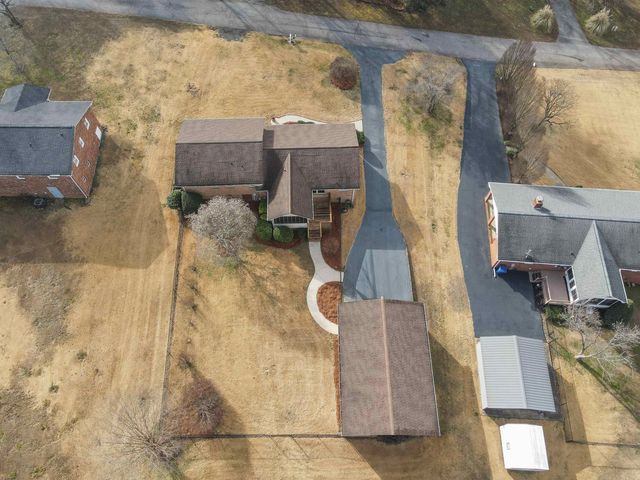 220 Fairhill Dr, Wellford, SC 29385