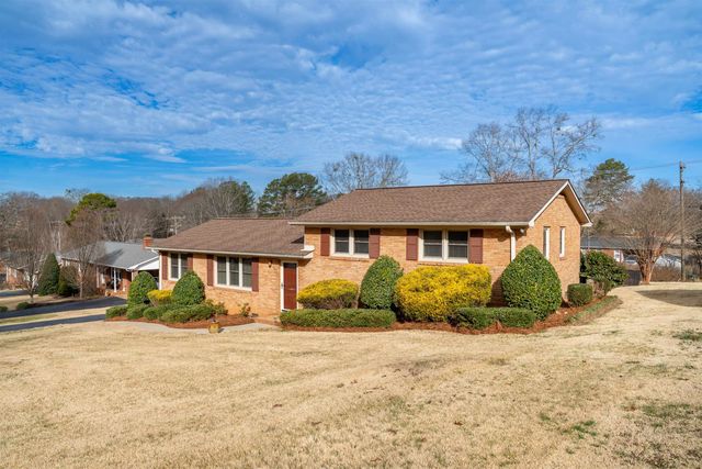 220 Fairhill Dr, Wellford, SC 29385